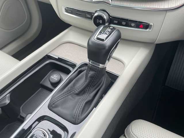 ボルボ ＸＣ６０ T5 AWD インスクリプション 三重県 2019(令1)年 3.1万km 黒 メーカーオプション/・パノラマサンルーフ/4WD/ターボ/車間警告装置/衝突軽減ブレーキ/車線逸脱防止支援システム/クルーズコントロール/クリアランスソナー/純正ナビ/フルセグTV/【CD/Bluetooth/ipod】/全周囲カメラ/ビルトインETC/前後ドライブレコーダー/ヘッドアップディスプレイ/パワーバックドア/レザーシート/D/N席パワーシート/D/N席シートベンチレーション/全席シートヒーター/ステアリングヒーター/オートライト/LEDライト/265/55R19インチ純正AW/エンジンスタートボタン/スマートキー/スペアキー/フロアマット