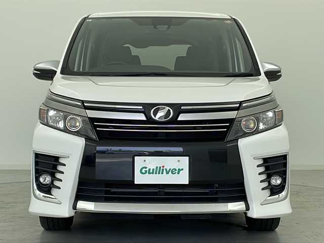 トヨタ ヴォクシー ZS 煌Ⅱ 宮城県 2017(平29)年 4.3万km ホワイトパールクリスタルシャイン 純正フリップダウンモニター/Toyota Safety Sense C/・プリクラッシュセーフティ	/・レーンディパーチャーアラート	/・オートマチックハイビーム	/バックカメラ/純正9型ナビ/・SD.CD.DVD.SD/フルセグTV/両側パワースライドドア/ステアリングスイッチ/革巻ステアリング/LEDヘッドライト/LEDフォグランプ/横滑り防止装置/アイドリングストップ/プッシュスタート/スマートキー/純正16inAW/純正フロアマット/ロールサンシェード/////////