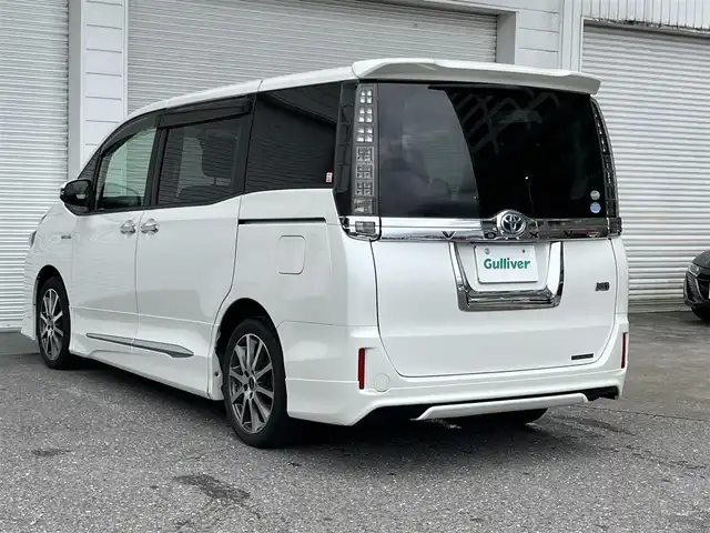 トヨタ ヴォクシー ハイブリッド V 高知県 2015(平27)年 8.3万km ホワイトパールクリスタルシャイン 純正SDナビ/フルセグテレビ/バックカメラ/クルーズコントロール/プッシュスタート/両側パワースライドドア/ETC/スマートキー/Bluetooth接続/後部座席モニター/純正フロアマット/純正15インチアルミホイール/横滑り防止装置/盗難防止装置/オートライト/LEDヘッドライト/本革巻きステアリング/ECOモード