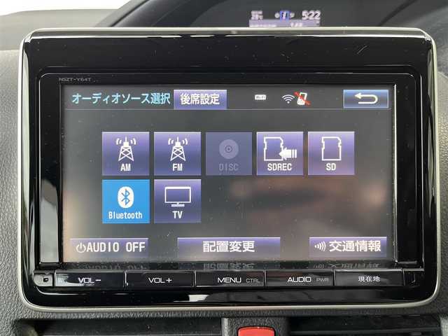 トヨタ ヴォクシー ハイブリッド V 高知県 2015(平27)年 8.3万km ホワイトパールクリスタルシャイン 純正SDナビ/フルセグテレビ/バックカメラ/クルーズコントロール/プッシュスタート/両側パワースライドドア/ETC/スマートキー/Bluetooth接続/後部座席モニター/純正フロアマット/純正15インチアルミホイール/横滑り防止装置/盗難防止装置/オートライト/LEDヘッドライト/本革巻きステアリング/ECOモード