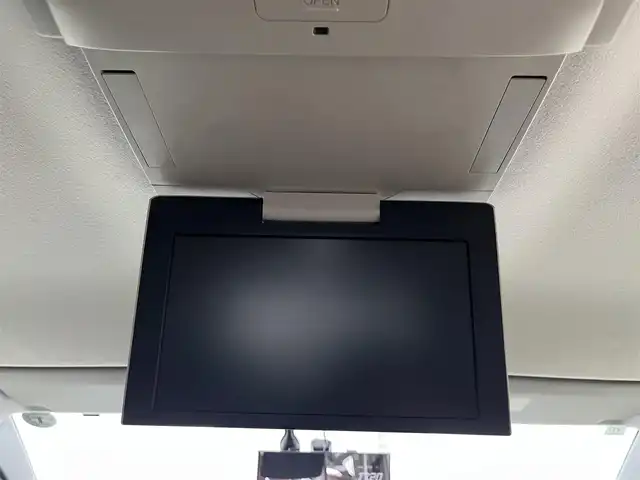 トヨタ ヴォクシー ハイブリッド V 高知県 2015(平27)年 8.3万km ホワイトパールクリスタルシャイン 純正SDナビ/フルセグテレビ/バックカメラ/クルーズコントロール/プッシュスタート/両側パワースライドドア/ETC/スマートキー/Bluetooth接続/後部座席モニター/純正フロアマット/純正15インチアルミホイール/横滑り防止装置/盗難防止装置/オートライト/LEDヘッドライト/本革巻きステアリング/ECOモード