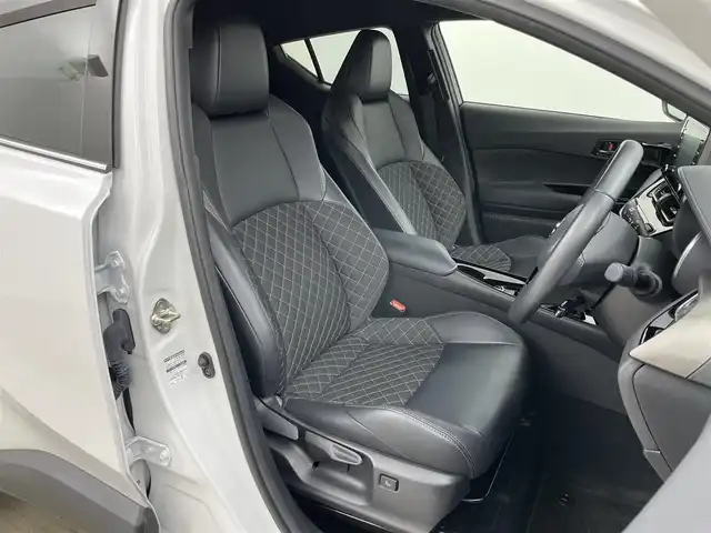 トヨタ Ｃ－ＨＲ G モード ネロセーフティプラスⅢ 岡山県 2023(令5)年 1.8万km プラチナホワイトパールマイカ ワンオーナー/パノラミックビューモニター/純正8インチディスプレイオーディオナビ/地デジフルセグ/Bluetooth/AppleCarPlay/USB/シートヒーター/ブラインドスポットモニター/トヨタセーフティセンス/レーダークルーズコントロール/LEDヘッドライト/フォグランプ/コーナーセンサー/純正18インチアルミホイール/ビルトインETC/前後ドライブレコーダー/純正フロアマット/プッシュスタート /スマートキー