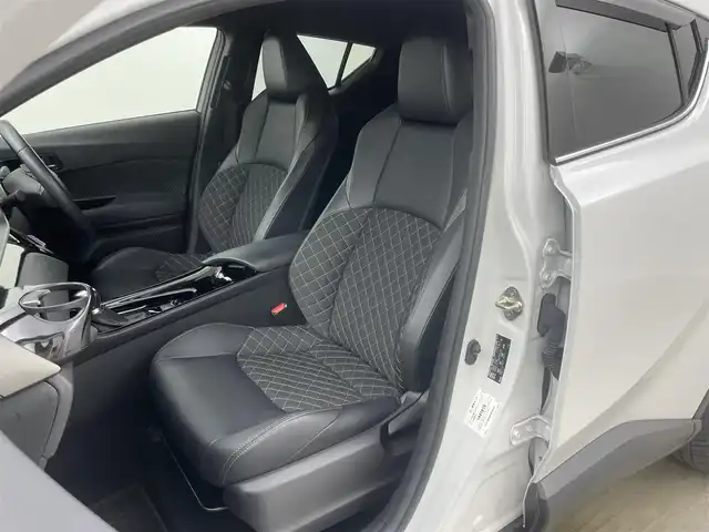 トヨタ Ｃ－ＨＲ G モード ネロセーフティプラスⅢ 岡山県 2023(令5)年 1.8万km プラチナホワイトパールマイカ ワンオーナー/パノラミックビューモニター/純正8インチディスプレイオーディオナビ/地デジフルセグ/Bluetooth/AppleCarPlay/USB/シートヒーター/ブラインドスポットモニター/トヨタセーフティセンス/レーダークルーズコントロール/LEDヘッドライト/フォグランプ/コーナーセンサー/純正18インチアルミホイール/ビルトインETC/前後ドライブレコーダー/純正フロアマット/プッシュスタート /スマートキー