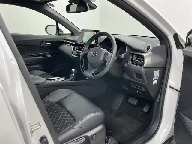 トヨタ Ｃ－ＨＲ G モード ネロセーフティプラスⅢ 岡山県 2023(令5)年 1.8万km プラチナホワイトパールマイカ ワンオーナー/パノラミックビューモニター/純正8インチディスプレイオーディオナビ/地デジフルセグ/Bluetooth/AppleCarPlay/USB/シートヒーター/ブラインドスポットモニター/トヨタセーフティセンス/レーダークルーズコントロール/LEDヘッドライト/フォグランプ/コーナーセンサー/純正18インチアルミホイール/ビルトインETC/前後ドライブレコーダー/純正フロアマット/プッシュスタート /スマートキー