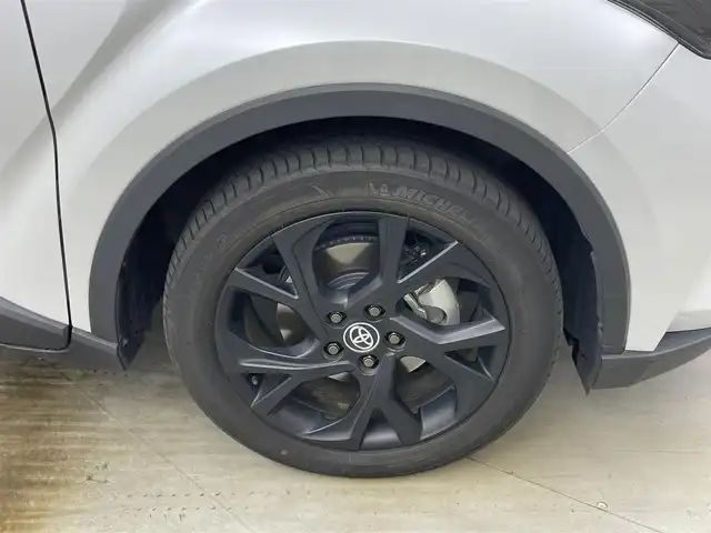 トヨタ Ｃ－ＨＲ G モード ネロセーフティプラスⅢ 岡山県 2023(令5)年 1.8万km プラチナホワイトパールマイカ ワンオーナー/パノラミックビューモニター/純正8インチディスプレイオーディオナビ/地デジフルセグ/Bluetooth/AppleCarPlay/USB/シートヒーター/ブラインドスポットモニター/トヨタセーフティセンス/レーダークルーズコントロール/LEDヘッドライト/フォグランプ/コーナーセンサー/純正18インチアルミホイール/ビルトインETC/前後ドライブレコーダー/純正フロアマット/プッシュスタート /スマートキー