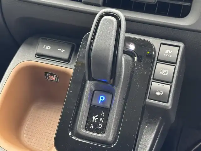 トヨタ シエンタ ハイブリッド Z 滋賀県 2023(令5)年 2.8万km アーバンカーキ 純正10.5インチナビ/【Bluetooth/フルセグTV/USB/Miracast】/トヨタセーフティセンス/・プリクラッシュセーフティ/・レーントレーシングアシスト/・レーダークルーズコントロール/・オートマチックハイビーム/両側パワースライドドア/全方位カメラ/ブラインドスポットモニター/クリアランスソナー/LEDヘッドライト/D/Nシートヒーター/ステアリングヒーター/ビルトインETC2.0/後席サンシェード/プッシュスタート/スマートキー/ステアリングリモコン