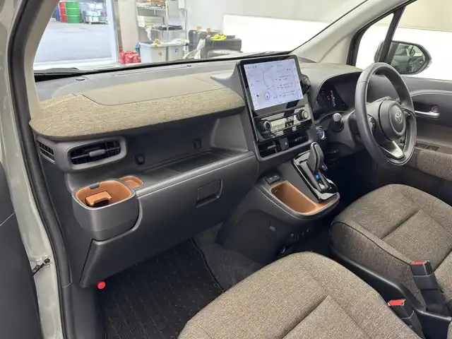 トヨタ シエンタ ハイブリッド Z 滋賀県 2023(令5)年 2.8万km アーバンカーキ 純正10.5インチナビ/【Bluetooth/フルセグTV/USB/Miracast】/トヨタセーフティセンス/・プリクラッシュセーフティ/・レーントレーシングアシスト/・レーダークルーズコントロール/・オートマチックハイビーム/両側パワースライドドア/全方位カメラ/ブラインドスポットモニター/クリアランスソナー/LEDヘッドライト/D/Nシートヒーター/ステアリングヒーター/ビルトインETC2.0/後席サンシェード/プッシュスタート/スマートキー/ステアリングリモコン