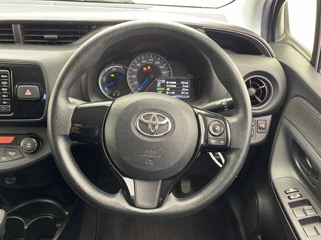 トヨタ ヴィッツ ハイブリッド F 千葉県 2017(平29)年 5.5万km スーパーホワイトⅡ 純正ナビ/・AM/FM/CD/BT/フルセグTV/バックカメラ/ビルドインETC/横滑り防止装置/電動格納ミラー/オートライト/ドライブレコーダー