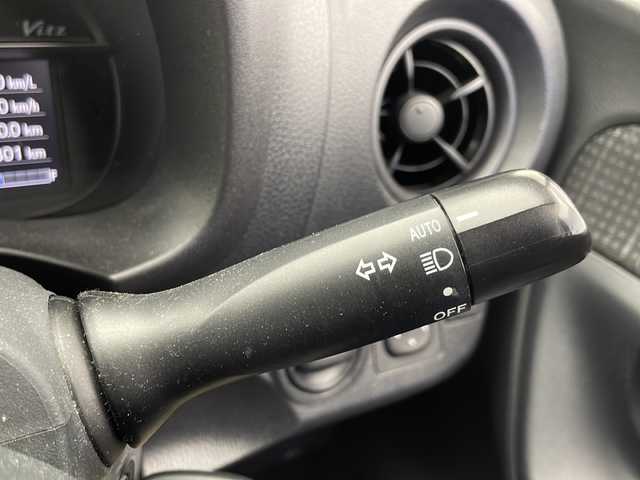 トヨタ ヴィッツ ハイブリッド F 千葉県 2017(平29)年 5.5万km スーパーホワイトⅡ 純正ナビ/・AM/FM/CD/BT/フルセグTV/バックカメラ/ビルドインETC/横滑り防止装置/電動格納ミラー/オートライト/ドライブレコーダー