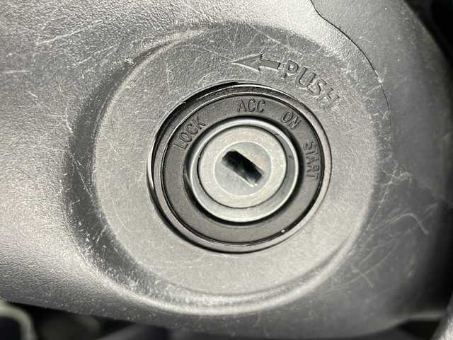 トヨタ ヴィッツ ハイブリッド F 千葉県 2017(平29)年 5.5万km スーパーホワイトⅡ 純正ナビ/・AM/FM/CD/BT/フルセグTV/バックカメラ/ビルドインETC/横滑り防止装置/電動格納ミラー/オートライト/ドライブレコーダー