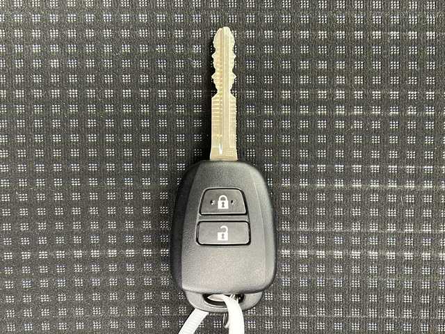 トヨタ ヴィッツ ハイブリッド F 千葉県 2017(平29)年 5.5万km スーパーホワイトⅡ 純正ナビ/・AM/FM/CD/BT/フルセグTV/バックカメラ/ビルドインETC/横滑り防止装置/電動格納ミラー/オートライト/ドライブレコーダー