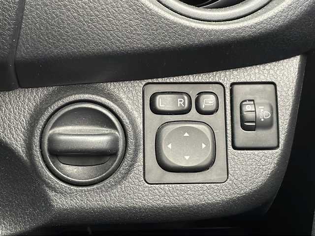 トヨタ ヴィッツ ハイブリッド F 千葉県 2017(平29)年 5.5万km スーパーホワイトⅡ 純正ナビ/・AM/FM/CD/BT/フルセグTV/バックカメラ/ビルドインETC/横滑り防止装置/電動格納ミラー/オートライト/ドライブレコーダー