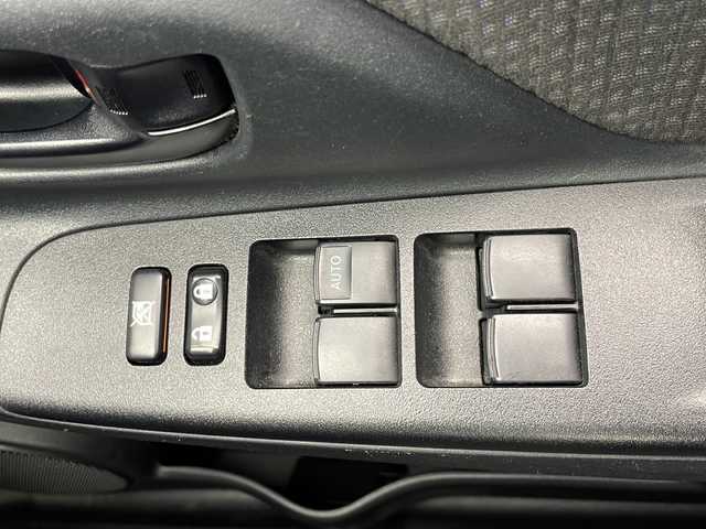 トヨタ ヴィッツ ハイブリッド F 千葉県 2017(平29)年 5.5万km スーパーホワイトⅡ 純正ナビ/・AM/FM/CD/BT/フルセグTV/バックカメラ/ビルドインETC/横滑り防止装置/電動格納ミラー/オートライト/ドライブレコーダー