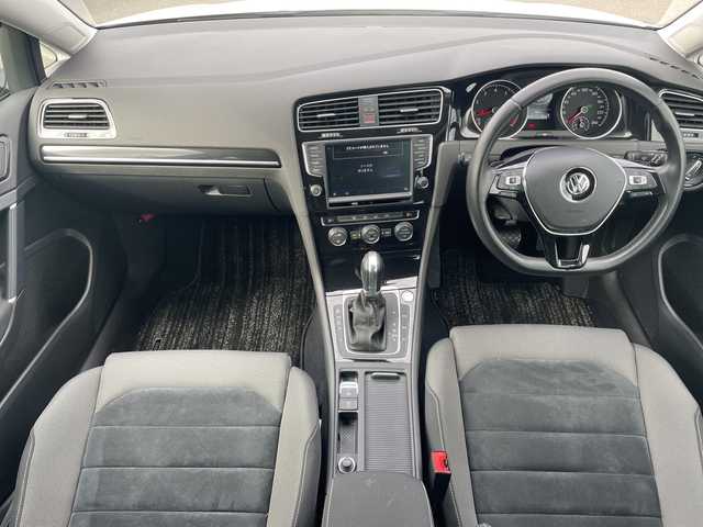 フォルクスワーゲン ゴルフ TSIハイライン 山口県 2017(平29)年 1.9万km ピュアホワイト ワンオーナー　/禁煙車　/純正HDDナビ/AM/FM/CD/DVD/Bluetooth/フルセグTV/バックカメラ　/スマートキー×２　/左右独立式エアコン　/オートクルーズコントロール　/純正フロアマット　/ＬＥＤヘッドライト　/レーンキープアシスト　/オートライト　/純正１７インチアルミホイール　/ＥＴＣ