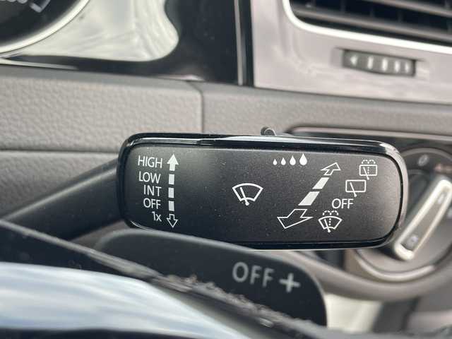 フォルクスワーゲン ゴルフ TSIハイライン 山口県 2017(平29)年 1.9万km ピュアホワイト ワンオーナー　/禁煙車　/純正HDDナビ/AM/FM/CD/DVD/Bluetooth/フルセグTV/バックカメラ　/スマートキー×２　/左右独立式エアコン　/オートクルーズコントロール　/純正フロアマット　/ＬＥＤヘッドライト　/レーンキープアシスト　/オートライト　/純正１７インチアルミホイール　/ＥＴＣ