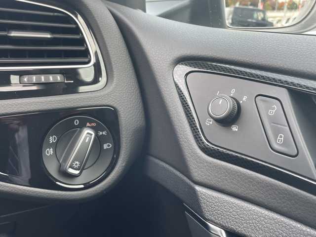 フォルクスワーゲン ゴルフ TSIハイライン 山口県 2017(平29)年 1.9万km ピュアホワイト ワンオーナー　/禁煙車　/純正HDDナビ/AM/FM/CD/DVD/Bluetooth/フルセグTV/バックカメラ　/スマートキー×２　/左右独立式エアコン　/オートクルーズコントロール　/純正フロアマット　/ＬＥＤヘッドライト　/レーンキープアシスト　/オートライト　/純正１７インチアルミホイール　/ＥＴＣ