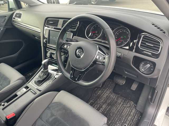 フォルクスワーゲン ゴルフ TSIハイライン 山口県 2017(平29)年 1.9万km ピュアホワイト ワンオーナー　/禁煙車　/純正HDDナビ/AM/FM/CD/DVD/Bluetooth/フルセグTV/バックカメラ　/スマートキー×２　/左右独立式エアコン　/オートクルーズコントロール　/純正フロアマット　/ＬＥＤヘッドライト　/レーンキープアシスト　/オートライト　/純正１７インチアルミホイール　/ＥＴＣ