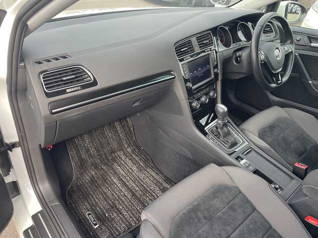 フォルクスワーゲン ゴルフ TSIハイライン 山口県 2017(平29)年 1.9万km ピュアホワイト ワンオーナー　/禁煙車　/純正HDDナビ/AM/FM/CD/DVD/Bluetooth/フルセグTV/バックカメラ　/スマートキー×２　/左右独立式エアコン　/オートクルーズコントロール　/純正フロアマット　/ＬＥＤヘッドライト　/レーンキープアシスト　/オートライト　/純正１７インチアルミホイール　/ＥＴＣ