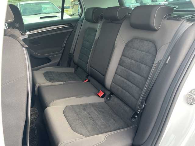 フォルクスワーゲン ゴルフ TSIハイライン 山口県 2017(平29)年 1.9万km ピュアホワイト ワンオーナー　/禁煙車　/純正HDDナビ/AM/FM/CD/DVD/Bluetooth/フルセグTV/バックカメラ　/スマートキー×２　/左右独立式エアコン　/オートクルーズコントロール　/純正フロアマット　/ＬＥＤヘッドライト　/レーンキープアシスト　/オートライト　/純正１７インチアルミホイール　/ＥＴＣ