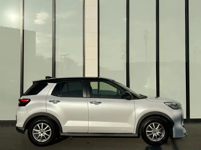 トヨタ ライズ Z 大阪府 2020(令2)年 6.9万km ブラックマイカメタリック/シャイニングホワイトパール トヨタセーフティセンス/・アダプティクブクルーズコントロール/・プリクラッシュセーフティ/・クリアランスソナー/・ブラインドスポットモニタ/・リヤクロストラフィックアラート/スマートアシスト/純正ナビ/・Bluetooth/フルセグTV/USB/ラジオ/　AppleCarPlay/主要装備/・アラウンドビューモニター/・横滑り防止装置/・LEDヘッドライト/・フォグランプ/リアフォグランプ/・シートヒーター/・ダブルサイド+カーテンエアバック/・ドライブレコーダー前/・ETC/・社外AWスタッドレスタイヤ付き