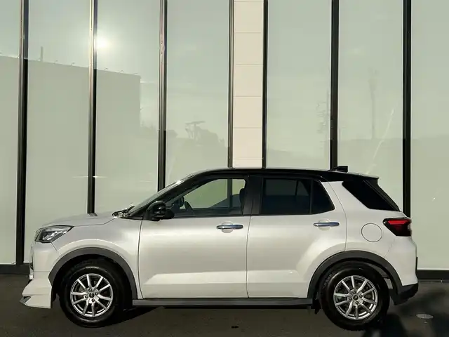 トヨタ ライズ Z 大阪府 2020(令2)年 6.9万km ブラックマイカメタリック/シャイニングホワイトパール トヨタセーフティセンス/・アダプティクブクルーズコントロール/・プリクラッシュセーフティ/・クリアランスソナー/・ブラインドスポットモニタ/・リヤクロストラフィックアラート/スマートアシスト/純正ナビ/・Bluetooth/フルセグTV/USB/ラジオ/　AppleCarPlay/主要装備/・アラウンドビューモニター/・横滑り防止装置/・LEDヘッドライト/・フォグランプ/リアフォグランプ/・シートヒーター/・ダブルサイド+カーテンエアバック/・ドライブレコーダー前/・ETC/・社外AWスタッドレスタイヤ付き