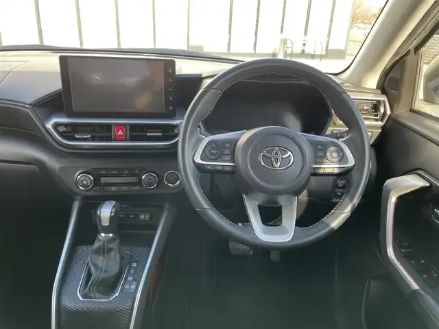 トヨタ ライズ Z 大阪府 2020(令2)年 6.9万km ブラックマイカメタリック/シャイニングホワイトパール トヨタセーフティセンス/・アダプティクブクルーズコントロール/・プリクラッシュセーフティ/・クリアランスソナー/・ブラインドスポットモニタ/・リヤクロストラフィックアラート/スマートアシスト/純正ナビ/・Bluetooth/フルセグTV/USB/ラジオ/　AppleCarPlay/主要装備/・アラウンドビューモニター/・横滑り防止装置/・LEDヘッドライト/・フォグランプ/リアフォグランプ/・シートヒーター/・ダブルサイド+カーテンエアバック/・ドライブレコーダー前/・ETC/・社外AWスタッドレスタイヤ付き