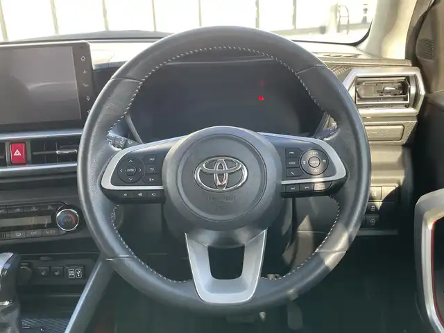 トヨタ ライズ Z 大阪府 2020(令2)年 6.9万km ブラックマイカメタリック/シャイニングホワイトパール トヨタセーフティセンス/・アダプティクブクルーズコントロール/・プリクラッシュセーフティ/・クリアランスソナー/・ブラインドスポットモニタ/・リヤクロストラフィックアラート/スマートアシスト/純正ナビ/・Bluetooth/フルセグTV/USB/ラジオ/　AppleCarPlay/主要装備/・アラウンドビューモニター/・横滑り防止装置/・LEDヘッドライト/・フォグランプ/リアフォグランプ/・シートヒーター/・ダブルサイド+カーテンエアバック/・ドライブレコーダー前/・ETC/・社外AWスタッドレスタイヤ付き