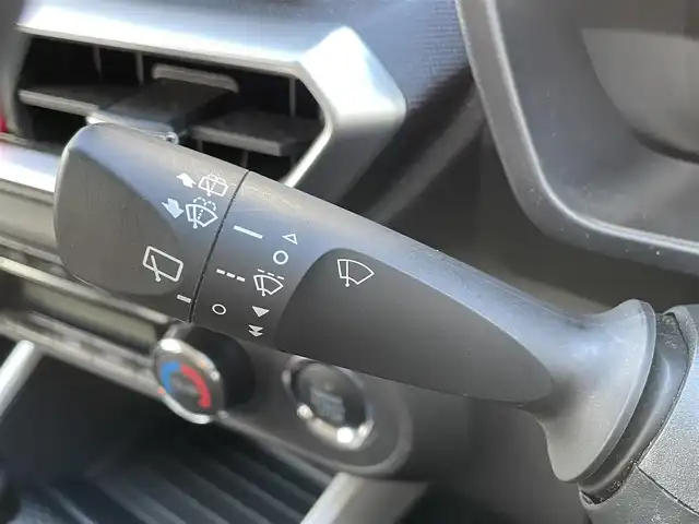 トヨタ ライズ Z 大阪府 2020(令2)年 6.9万km ブラックマイカメタリック/シャイニングホワイトパール トヨタセーフティセンス/・アダプティクブクルーズコントロール/・プリクラッシュセーフティ/・クリアランスソナー/・ブラインドスポットモニタ/・リヤクロストラフィックアラート/スマートアシスト/純正ナビ/・Bluetooth/フルセグTV/USB/ラジオ/　AppleCarPlay/主要装備/・アラウンドビューモニター/・横滑り防止装置/・LEDヘッドライト/・フォグランプ/リアフォグランプ/・シートヒーター/・ダブルサイド+カーテンエアバック/・ドライブレコーダー前/・ETC/・社外AWスタッドレスタイヤ付き