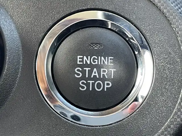 トヨタ ライズ Z 大阪府 2020(令2)年 6.9万km ブラックマイカメタリック/シャイニングホワイトパール トヨタセーフティセンス/・アダプティクブクルーズコントロール/・プリクラッシュセーフティ/・クリアランスソナー/・ブラインドスポットモニタ/・リヤクロストラフィックアラート/スマートアシスト/純正ナビ/・Bluetooth/フルセグTV/USB/ラジオ/　AppleCarPlay/主要装備/・アラウンドビューモニター/・横滑り防止装置/・LEDヘッドライト/・フォグランプ/リアフォグランプ/・シートヒーター/・ダブルサイド+カーテンエアバック/・ドライブレコーダー前/・ETC/・社外AWスタッドレスタイヤ付き