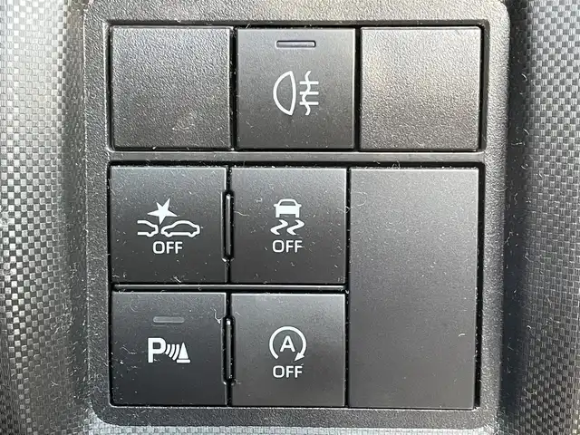 トヨタ ライズ Z 大阪府 2020(令2)年 6.9万km ブラックマイカメタリック/シャイニングホワイトパール トヨタセーフティセンス/・アダプティクブクルーズコントロール/・プリクラッシュセーフティ/・クリアランスソナー/・ブラインドスポットモニタ/・リヤクロストラフィックアラート/スマートアシスト/純正ナビ/・Bluetooth/フルセグTV/USB/ラジオ/　AppleCarPlay/主要装備/・アラウンドビューモニター/・横滑り防止装置/・LEDヘッドライト/・フォグランプ/リアフォグランプ/・シートヒーター/・ダブルサイド+カーテンエアバック/・ドライブレコーダー前/・ETC/・社外AWスタッドレスタイヤ付き