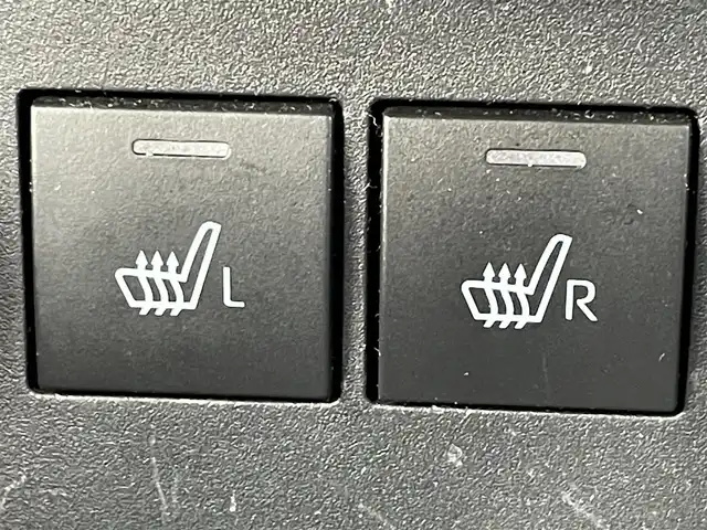 トヨタ ライズ Z 大阪府 2020(令2)年 6.9万km ブラックマイカメタリック/シャイニングホワイトパール トヨタセーフティセンス/・アダプティクブクルーズコントロール/・プリクラッシュセーフティ/・クリアランスソナー/・ブラインドスポットモニタ/・リヤクロストラフィックアラート/スマートアシスト/純正ナビ/・Bluetooth/フルセグTV/USB/ラジオ/　AppleCarPlay/主要装備/・アラウンドビューモニター/・横滑り防止装置/・LEDヘッドライト/・フォグランプ/リアフォグランプ/・シートヒーター/・ダブルサイド+カーテンエアバック/・ドライブレコーダー前/・ETC/・社外AWスタッドレスタイヤ付き