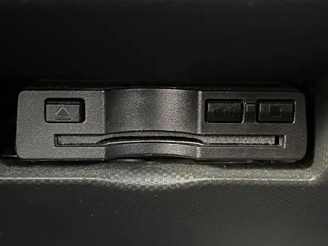 トヨタ ライズ Z 大阪府 2020(令2)年 6.9万km ブラックマイカメタリック/シャイニングホワイトパール トヨタセーフティセンス/・アダプティクブクルーズコントロール/・プリクラッシュセーフティ/・クリアランスソナー/・ブラインドスポットモニタ/・リヤクロストラフィックアラート/スマートアシスト/純正ナビ/・Bluetooth/フルセグTV/USB/ラジオ/　AppleCarPlay/主要装備/・アラウンドビューモニター/・横滑り防止装置/・LEDヘッドライト/・フォグランプ/リアフォグランプ/・シートヒーター/・ダブルサイド+カーテンエアバック/・ドライブレコーダー前/・ETC/・社外AWスタッドレスタイヤ付き