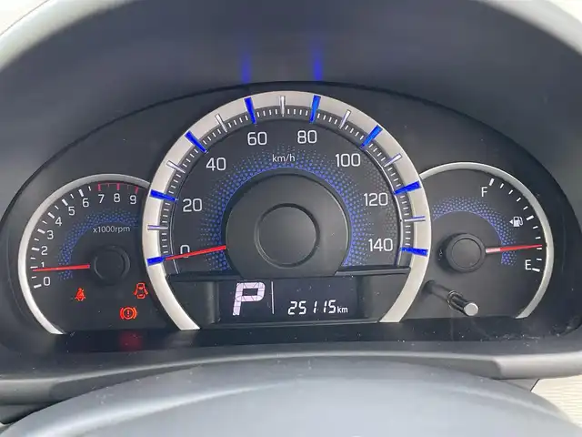 スズキ ワゴンＲ FX 岡山県 2015(平27)年 2.6万km フィズブルーパールメタリック 登録時走行距離：25115km/禁煙車/純正オーディオ/　(CD/AM/FM/AUX)/シートヒーター/ヘッドライトレベライザー/リモコンキー/アイドリングストップ/純正ホイールキャップ/ドアバイザー/電動格納ミラー/純正フロアマット/横滑防止装置/盗難防止装置