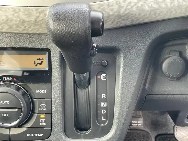 スズキ ワゴンＲ FX 岡山県 2015(平27)年 2.6万km フィズブルーパールメタリック 登録時走行距離：25115km/禁煙車/純正オーディオ/　(CD/AM/FM/AUX)/シートヒーター/ヘッドライトレベライザー/リモコンキー/アイドリングストップ/純正ホイールキャップ/ドアバイザー/電動格納ミラー/純正フロアマット/横滑防止装置/盗難防止装置