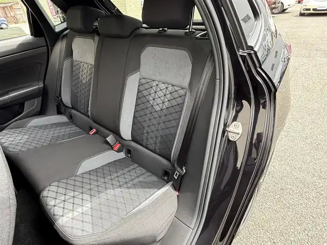 フォルクスワーゲン ＶＷ ポロ TSI Rライン 大阪府 2022(令4)年 1.1万km 黒 ワンオーナー/純正HDDナビ/（BT/AppleCarPlay/AndroidAuto）/バックカメラ/レーダークルーズコントロール/レーンキープアシスト/ブラインドスポットモニター/アイドリングストップ/衝突被害軽減装置/前後コーナーセンサー/純正17インチAW/前後ドライブレコーダー/プッシュスタート/ETC/保証書/取扱説明書/スマートキー×２