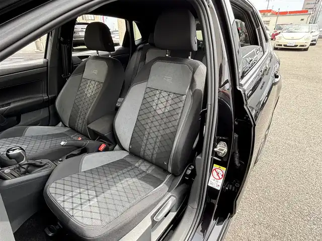 フォルクスワーゲン ＶＷ ポロ TSI Rライン 大阪府 2022(令4)年 1.1万km 黒 ワンオーナー/純正HDDナビ/（BT/AppleCarPlay/AndroidAuto）/バックカメラ/レーダークルーズコントロール/レーンキープアシスト/ブラインドスポットモニター/アイドリングストップ/衝突被害軽減装置/前後コーナーセンサー/純正17インチAW/前後ドライブレコーダー/プッシュスタート/ETC/保証書/取扱説明書/スマートキー×２