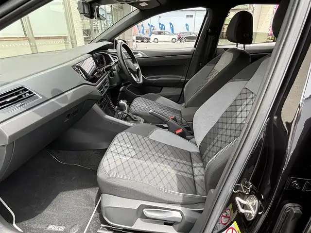 フォルクスワーゲン ＶＷ ポロ TSI Rライン 大阪府 2022(令4)年 1.1万km 黒 ワンオーナー/純正HDDナビ/（BT/AppleCarPlay/AndroidAuto）/バックカメラ/レーダークルーズコントロール/レーンキープアシスト/ブラインドスポットモニター/アイドリングストップ/衝突被害軽減装置/前後コーナーセンサー/純正17インチAW/前後ドライブレコーダー/プッシュスタート/ETC/保証書/取扱説明書/スマートキー×２