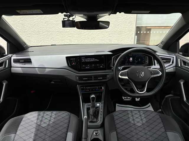 フォルクスワーゲン ＶＷ ポロ TSI Rライン 大阪府 2022(令4)年 1.1万km ディープブラックパールエフェクト ワンオーナー/純正HDDナビ/（BT/AppleCarPlay/AndroidAuto）/バックカメラ/レーダークルーズコントロール/レーンキープアシスト/ブラインドスポットモニター/アイドリングストップ/衝突被害軽減装置/前後コーナーセンサー/純正17インチAW/前後ドライブレコーダー/プッシュスタート/ETC/保証書/取扱説明書/スマートキー×２