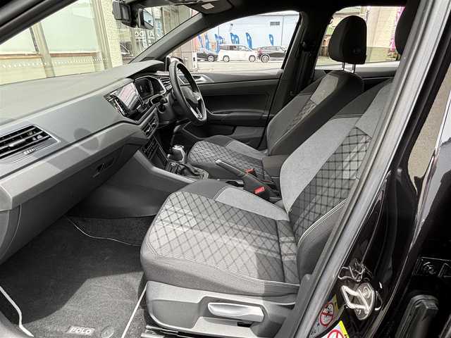 フォルクスワーゲン ＶＷ ポロ TSI Rライン 大阪府 2022(令4)年 1.1万km ディープブラックパールエフェクト ワンオーナー/純正HDDナビ/（BT/AppleCarPlay/AndroidAuto）/バックカメラ/レーダークルーズコントロール/レーンキープアシスト/ブラインドスポットモニター/アイドリングストップ/衝突被害軽減装置/前後コーナーセンサー/純正17インチAW/前後ドライブレコーダー/プッシュスタート/ETC/保証書/取扱説明書/スマートキー×２