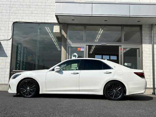 トヨタ クラウン アスリート S-T 埼玉県 2015(平27)年 8万km ホワイトパールクリスタルシャイン 純正ナビ/クルーズコントロール/前席パワーシート/ビルトインETC/ドライブレコーダー（FR）/LEDヘッドライト/LEDフォグランプ/ステアリングスイッチ/プッシュスタート/スマートキー/純正18インチアルミホイール/純正フロアマット/保証書/取扱説明書