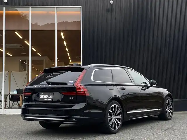 ボルボ ボルボ Ｖ９０ アルティメット B5 福岡県 2023(令5)年 0.8万km オニキスブラックP Ｇｏｏｇｌｅナビ　/パノラマＲ　/ＨＵＤ　/ＡＣＣ　/ｈａｍａｎＫａｒｄｏｎ　/シートＨ　/ベンチレーション　/ステアリングヒーター　/シートマッサージ　/３６０度カメラ　/パワーテールゲート　/ワイヤレス充電　/ＥＴＣ
