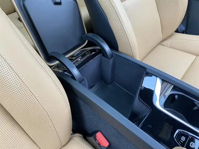 ボルボ ボルボ Ｖ９０ アルティメット B5 福岡県 2023(令5)年 0.8万km オニキスブラックP Ｇｏｏｇｌｅナビ　/パノラマＲ　/ＨＵＤ　/ＡＣＣ　/ｈａｍａｎＫａｒｄｏｎ　/シートＨ　/ベンチレーション　/ステアリングヒーター　/シートマッサージ　/３６０度カメラ　/パワーテールゲート　/ワイヤレス充電　/ＥＴＣ