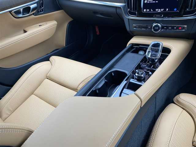 ボルボ ボルボ Ｖ９０ アルティメット B5 福岡県 2023(令5)年 0.8万km オニキスブラックP Ｇｏｏｇｌｅナビ　/パノラマＲ　/ＨＵＤ　/ＡＣＣ　/ｈａｍａｎＫａｒｄｏｎ　/シートＨ　/ベンチレーション　/ステアリングヒーター　/シートマッサージ　/３６０度カメラ　/パワーテールゲート　/ワイヤレス充電　/ＥＴＣ