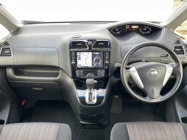 日産 セレナ HWS S HV Vセレ +Sefty 山口県 2015(平27)年 8万km ブリリアントホワイトパール (株)IDOMが運営する【じしゃロン宇部店】の自社ローン専用車両になります。こちらは現金またはオートローンご利用時の価格です。自社ローンご希望の方は別途その旨お申付け下さい。/純正ナビ(MM514D-L)　/全方位カメラ　/クルーズコントロール　/純正フロアマット　/社外アルミホイール　/横滑り防止装置　/レーンキープアシスト　/コーナーセンサー　/ＬＥＤヘッドライト　/衝突軽減システム　/ＥＴＣ