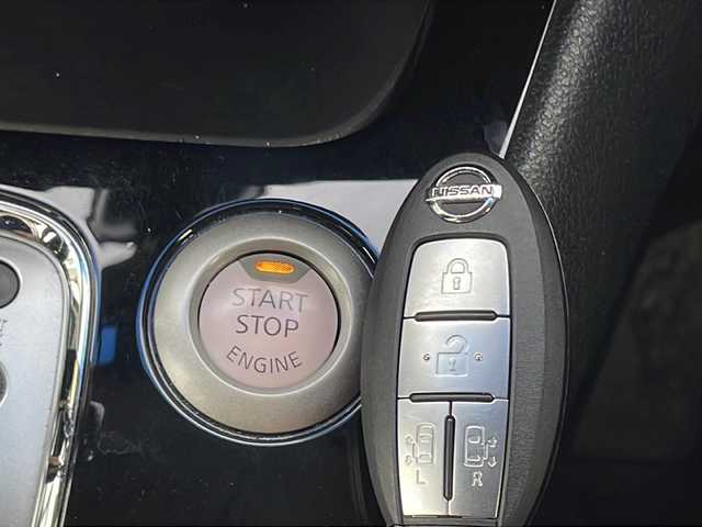 日産 セレナ HWS S HV Vセレ +Sefty 山口県 2015(平27)年 8万km ブリリアントホワイトパール (株)IDOMが運営する【じしゃロン宇部店】の自社ローン専用車両になります。こちらは現金またはオートローンご利用時の価格です。自社ローンご希望の方は別途その旨お申付け下さい。/純正ナビ(MM514D-L)　/全方位カメラ　/クルーズコントロール　/純正フロアマット　/社外アルミホイール　/横滑り防止装置　/レーンキープアシスト　/コーナーセンサー　/ＬＥＤヘッドライト　/衝突軽減システム　/ＥＴＣ