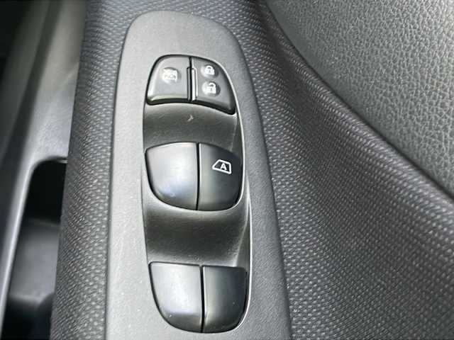 日産 セレナ HWS S HV Vセレ +Sefty 山口県 2015(平27)年 8万km ブリリアントホワイトパール (株)IDOMが運営する【じしゃロン宇部店】の自社ローン専用車両になります。こちらは現金またはオートローンご利用時の価格です。自社ローンご希望の方は別途その旨お申付け下さい。/純正ナビ(MM514D-L)　/全方位カメラ　/クルーズコントロール　/純正フロアマット　/社外アルミホイール　/横滑り防止装置　/レーンキープアシスト　/コーナーセンサー　/ＬＥＤヘッドライト　/衝突軽減システム　/ＥＴＣ