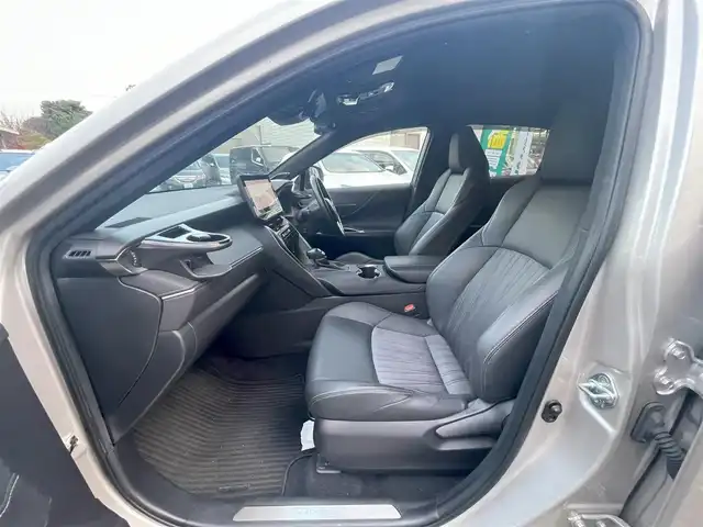 トヨタ ハリアー ハイブリッド Z 東京都 2022(令4)年 5.7万km スティールブロンドM ワンオーナー/12.3型ディスプレイオーディオナビ・フルセグTV/JBLプレミアムサウンドシステム(9スピーカー)/パノラミックビューモニター/AC100V／1500W/【MODELLISTAパーツ】/・フロントスポイラー（LED付）/・サイドスカート/・リヤスタイリングキット（リヤスカート＋マフラーエクステンション）/・フロントグリルガーニッシュ/・バックドアエアロプレート/・バックドアガーニッシュ/・シグネチャーイルミグリル/・バックドアスポイラー/ToyotaSafetySense/BSM/HUD/純正エンジンスターター/スマートキー×2