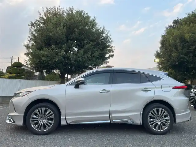 トヨタ ハリアー ハイブリッド Z 東京都 2022(令4)年 5.7万km スティールブロンドM ワンオーナー/12.3型ディスプレイオーディオナビ・フルセグTV/JBLプレミアムサウンドシステム(9スピーカー)/パノラミックビューモニター/AC100V／1500W/【MODELLISTAパーツ】/・フロントスポイラー（LED付）/・サイドスカート/・リヤスタイリングキット（リヤスカート＋マフラーエクステンション）/・フロントグリルガーニッシュ/・バックドアエアロプレート/・バックドアガーニッシュ/・シグネチャーイルミグリル/・バックドアスポイラー/ToyotaSafetySense/BSM/HUD/純正エンジンスターター/スマートキー×2