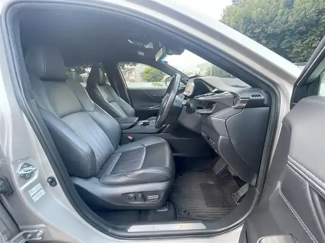 トヨタ ハリアー ハイブリッド Z 東京都 2022(令4)年 5.7万km スティールブロンドM ワンオーナー/12.3型ディスプレイオーディオナビ・フルセグTV/JBLプレミアムサウンドシステム(9スピーカー)/パノラミックビューモニター/AC100V／1500W/【MODELLISTAパーツ】/・フロントスポイラー（LED付）/・サイドスカート/・リヤスタイリングキット（リヤスカート＋マフラーエクステンション）/・フロントグリルガーニッシュ/・バックドアエアロプレート/・バックドアガーニッシュ/・シグネチャーイルミグリル/・バックドアスポイラー/ToyotaSafetySense/BSM/HUD/純正エンジンスターター/スマートキー×2