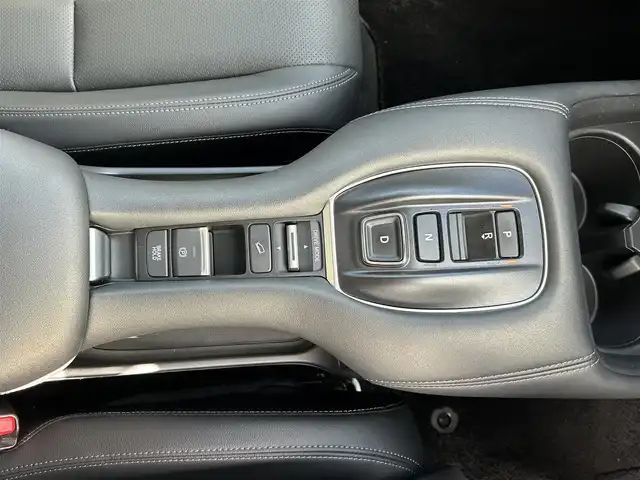 ホンダ ＺＲ－Ｖ ハイブリッド e:HEV Z 富山県 2022(令4)年 2万km クリスタルブラックパール 4WD/純正SDナビ/(AM/FM/BT/USB)/フルセグTV/カメラ(バック、全方位)/Honda CONNECT/BOSEサウンド/ブラインドスポットモニター/ワイヤレス充電器/レーダークルーズコントロール/衝突軽減システム/レーンキープアシスト/オートマチックハイビーム/コーナーセンサー/ダウンヒルアシストコントロール/後退出庫サポート/パドルシフト/ETC2.0/ドライブレコーダー　前後/シートヒーター　運転席+助手席/パワーシート　運転席+助手席/レザーシート/電動リアゲート/純正AW/フロアマット純正/スマートキー×2/取扱説明書/保証書